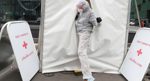 Медицинский работник выходит из лаборатории по тестированию коронавируса. Фото: REUTERS/Evgenia Novozhenina