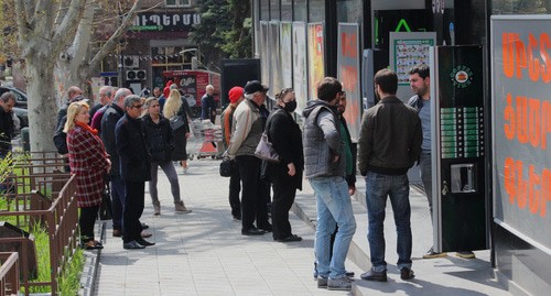 Жители Еревана на улицах города. Апрель 2020 г. Фото Тиграна Петросяна для "Кавказского узла"