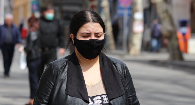 Женщина в маске на улице. Фото Инны Кукуджановой для "Кавказского узла"