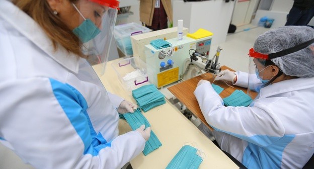 Предприятие по производству медицинских масок в Баку. Фото Азиза Каримова для "Кавказского узла"