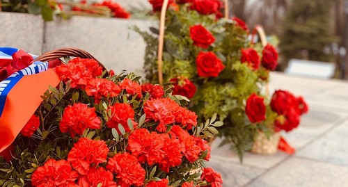 Цветы у мемориала. Фото пресс-службы мэрии http://ulmeria.ru/