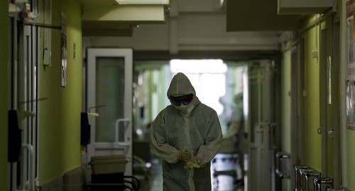 Медицинский работник в защитном костюме. Май 2020 года. Фото: REUTERS/Maxim Shemetov