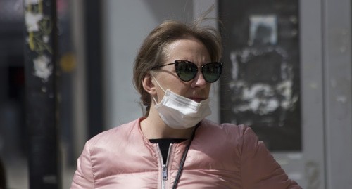 Женщина в защитной маске на улицах Тбилиси. Фото Инны Кукуджановой для "Кавказского узла"