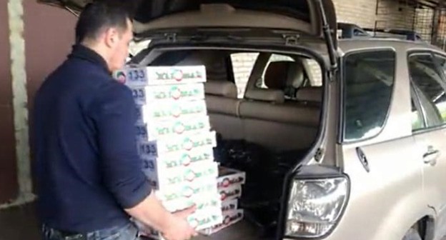 Волонтер загружает продуктовые наборы для помощи нуждающимся, фото Людмила Маратова для "Кавказского узла".