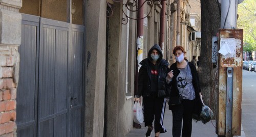 Люди в масках на улицах Тбилиси. Фото Инны Кукуджановой для "Кавказского узла"