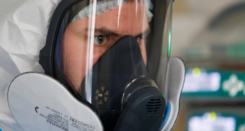 Медицинский работник в защитной маске. Фото: REUTERS/Maxim Shemetov 
