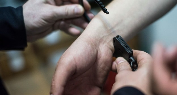 Наручники. Фото: Елена Синеок, "Юга.ру"