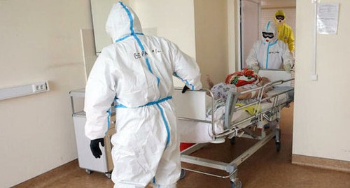 Медики и пациент в больничной палате. Фото: Sofya Sandurskaya/REUTERS 
