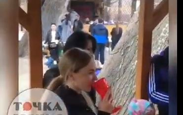 Стоп-кадр видео. https://www.livekuban.ru/news/proisshestviya/nepodobayushchee-povedenie-glava-novorossiyska-uvolil-svoego-zama-za-karantinnye-shashlyki/