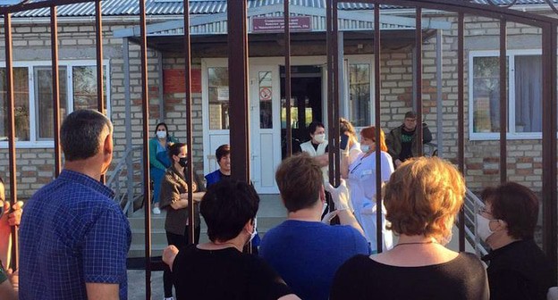 Жители села Чернолесского  у психоневрологического интерната. Кадр видео 
Блокнот Ставрополь https://www.youtube.com/watch?time_continue=4&v=JwZqX0TqmGk&feature=emb_logo