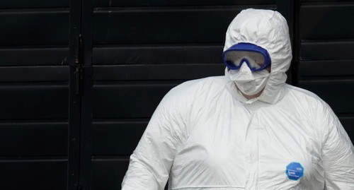 Медицинский работник в защитном костюме. Фото: REUTERS/Tatyana Makeyeva