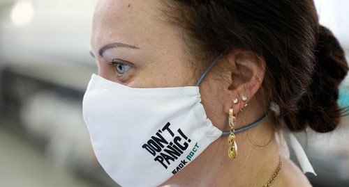 Женщина в маске. Фото: REUTERS/Eduard Korniyenko