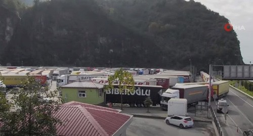 Пункт пропуска Сарпи. Стоп-кадр видео İhlas Haber Ajansı 
https://www.youtube.com/watch?v=oGVxmzo8L6o&feature=emb_logo