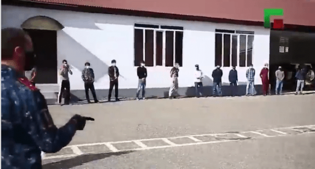 Силовик отчитывает задержанных за нарушение карантина в Гудермесе. Скриншот видео https://www.instagram.com/p/CAOZ0sjlYEb/