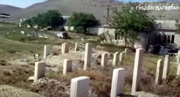 Свежие могилы в селе Губден. Май 2020 года. Скриншот из видеосюжета телеканала "Дождь".