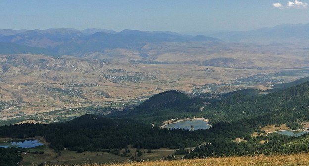 Вид на долину Самцхе Джавахети, Грузия. Фото Святоша https://commons.wikimedia.org/wiki/Category:Samtskhe-Javakheti