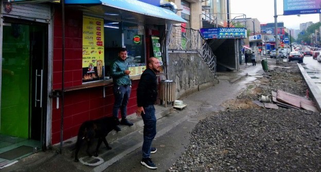 Торговля шаурмой на вынос. Ул. Хизанишвили. Фото Беслана Кмузова для "Кавказского узла".
