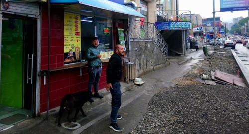 Торговля шаурмой на вынос. Ул. Хизанишвили. Фото Беслана Кмузова для "Кавказского узла".
