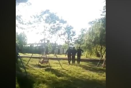 Задержание жителя станицы Варениковской Владимира Бублика. Стоп-кадр видео - https://www.facebook.com/apologiaprotesta/videos/860589847796898/?__tn__=kC-R&eid=ARDPWWX-S75E7z4BVrIpYQkcl3HJmQ0U01XULXiiAN_Srnceo1zKIUPN3ibsNl_Lao08FQ4bZ73E2Whi&hc_ref=ARR41ixC88Vp93L8OwXiAyjLw53r4jqd0c_v80gbBzKoJz4IqsBUtx4H2r35z6laCVg&fref=nf