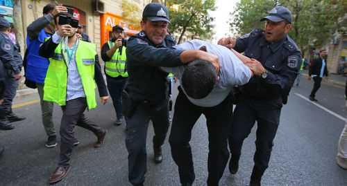 Задержание учатника протестной акции в Баку. Фото Азиза Каримова для "Кавказского узла"