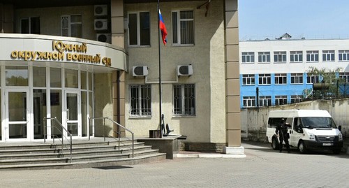 Автомобиль со спецназом у Южного окружного военного суда. Фото Константина Волгина для "Кавказского узла"
