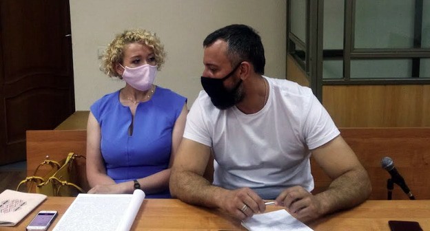 Анастасия Шевченко с адвокатом в зале суда, 17 июня 2020 года. Фото Константина Волгина для "Кавказского узла".

