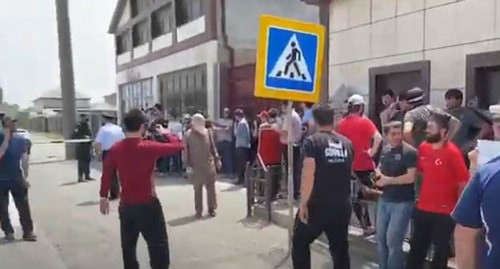 Протест против задержания жителя 
  Дагестана. Стоп-кадр видео https://www.youtube.com/watch?v=ELIUt38Lmmc