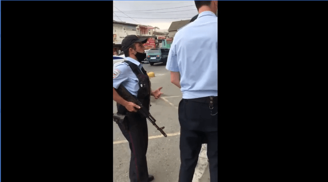 Сотрудники полиции разбираются в конфликте между Халитовым и охраной Республиканского центра травматологии и ортопедии, стоп-кадр видео https://web.telegram.org/#/im?p=@sovestdagestana