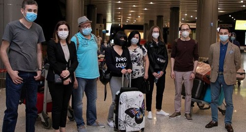 Группа из восьми специалистов в аэропорту Еревана 22 июня 2020 года.
Фото: Facebook / ՀՀ առողջապահության նախարարություն