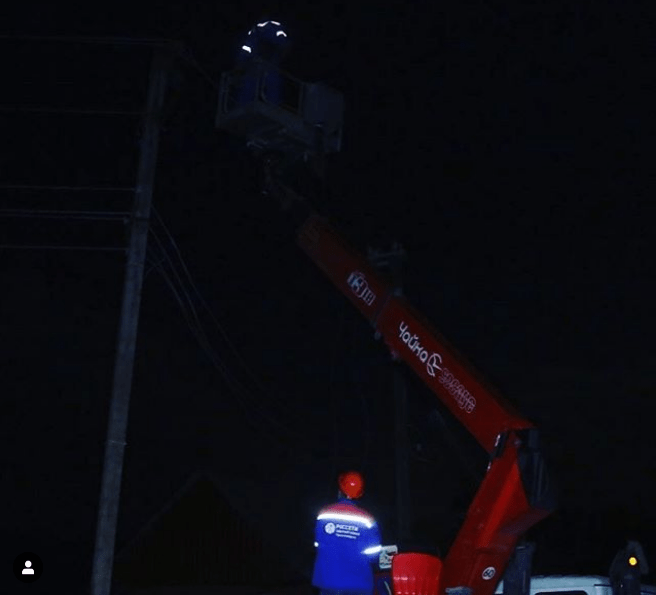 Ремонтные работы на ЛЭП в Чечне в ночь на 25 июня 2020 года. Фото из паблика "Чеченэнерго" в Instagram, https://www.instagram.com/p/CB1PrutFkGO/