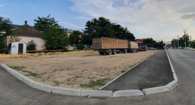 Участок под сквер памяти медработников в Махачкале. Фото пресс-службы мэрии, https://www.mkala.ru/info/news/2020/06/21/news_24098.html