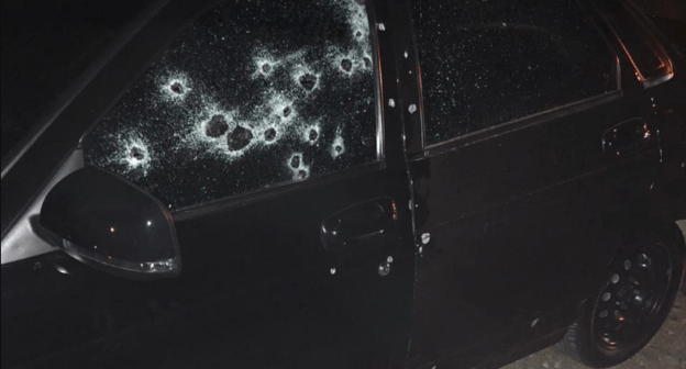 Автомобиль, обьстрелянный в селении Сурхахи 27 июня 2020 года. Фото пресс-службы Следственного управления Следкома по Ингушетии, https://ingushetia.sledcom.ru/news/item/1477371/