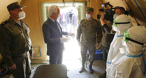 Военные врачи Западного военного округа и Владимир Васильев в  полевом многопрофильном госпитале на 100 коек в селе Ботлих (Республика Дагестан). Фото пресс-службы МО РФ https://eng.mil.ru/en/news_page/country/more.htm?id=12294514@egNews