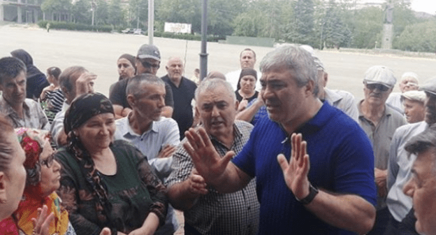 Мэр Буйнакска убеждает горожан подождать нормализации ситуации с водоснабжением. 11 июля 2020 года. Фото со страницы мэрии Буйнакска в Instagram, https://www.instagram.com/p/CCfzgtJAEjv/