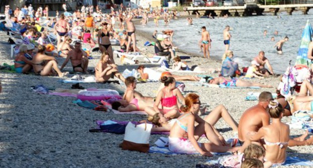 Отдыхающие на пляже. Фото Нины Тумановой для "Кавказского узла"