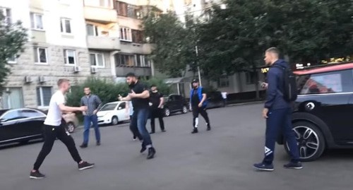 Стоп-кадр с видео избиения Зелимхановым Коваленко. https://www.youtube.com/watch?v=wpTxO_39ktU