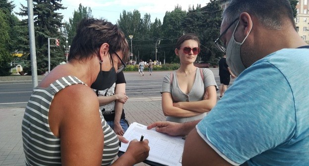 Cбор подписей против принятых поправок в Конституцию. Волгоград, 18 июля 2020 года. Фото Татьяны Филимоновой для "Кавказского узла"