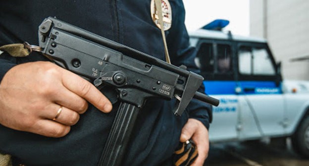 Сотрудник силовых структур. Фото: Денис Яковлев / Югополис