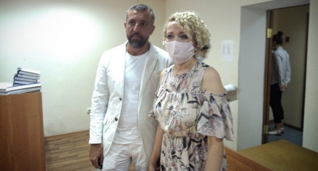 Анастасия Шевченко с адвокатом в зале суда, 29 июля 2020 года. Фото Константина Волгина для "Кавказского узла"
