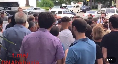 Митинг в Гагре, 29 июля 2020 г. Стоп-кадр видео https://t.me/DNAbkhazia/1198