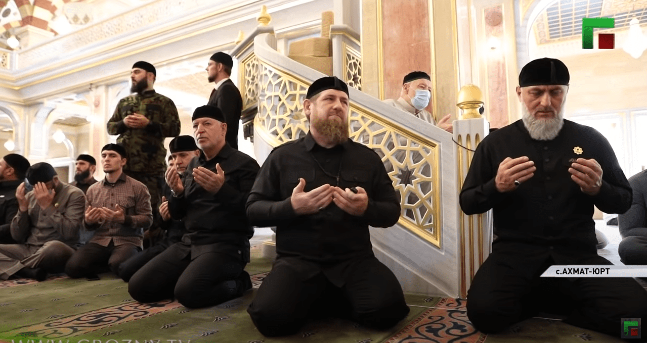 Рамзан Кадыров (в центре) молится в мечети на Курбан-байрам. Скриншот видео https://youtu.be/HnpxY906fA8