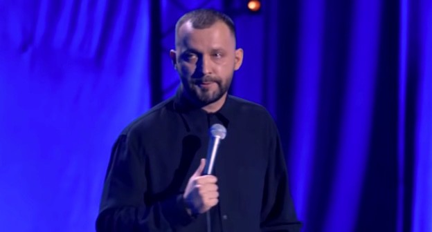 стендап-комик Руслан Белый. Кадр видео канала 
Руслан Белый на Youtube https://www.youtube.com/watch?time_continue=435&v=YwsRiTIxCB4&feature=emb_logo