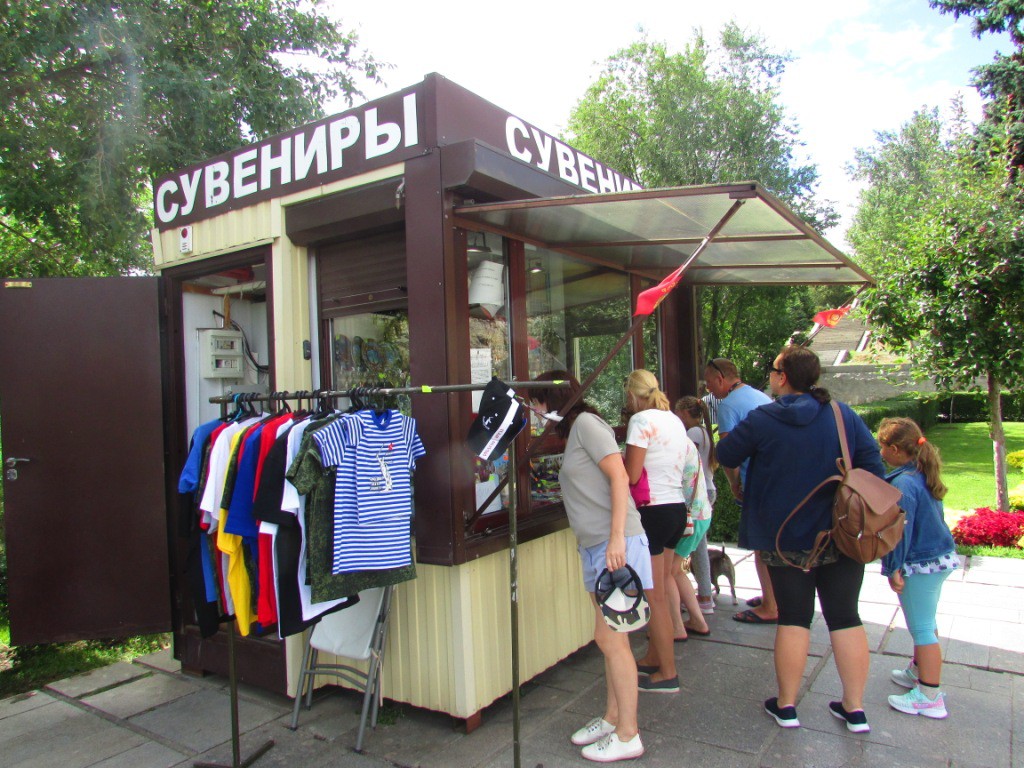 Туристы покупают сувениры в Волгограде. Фото Вячеслава Ященко для "Кавказского узла"