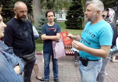 Активист Анатолий Болтыхов спорит с прохожими. Фото: Вячеслав  Ященко для "Кавказского узла"