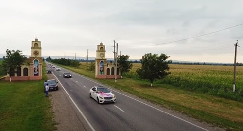 Свадебный кортеж в Чечне. Скриншот видео https://www.youtube.com/watch?v=EU8rWT-FgPQ