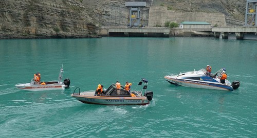 Поисково-спасательные работы ведутся в Кизилюртовском районе на реке Сулак рядом с селом Гельбах, где перевернулась лодка и утонули 3 человека (мужчина 1969 г.р., женщина 1980 г.р. и девочка 2006 г.р.). Фото: пресс-служба ГУ МЧС по Дагестану.

