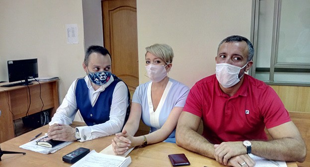 Анастасия Шевченко с адвокатами, 31 августа 2020 года. Фото Константина Волгина для "Кавказского узла"
