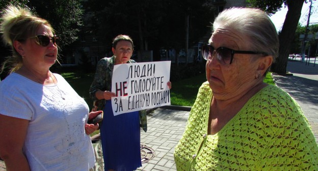 Активистка Наталья Дорожнова (в центре) на пикете в Волгограде 5 сентября 2020 года. Фото Вячеслава Ященко для "Кавказского узла".