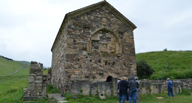 Туристы возле храма "Тхаба-Ерды", фото: By Legioner2016, https://commons.wikimedia.org/w/index.php?curid=84372562з