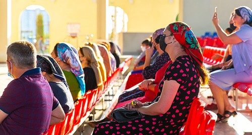 Зрители во время фестиваля уличного кино. Фото Умара Йовлоя для "Кавказского узла"